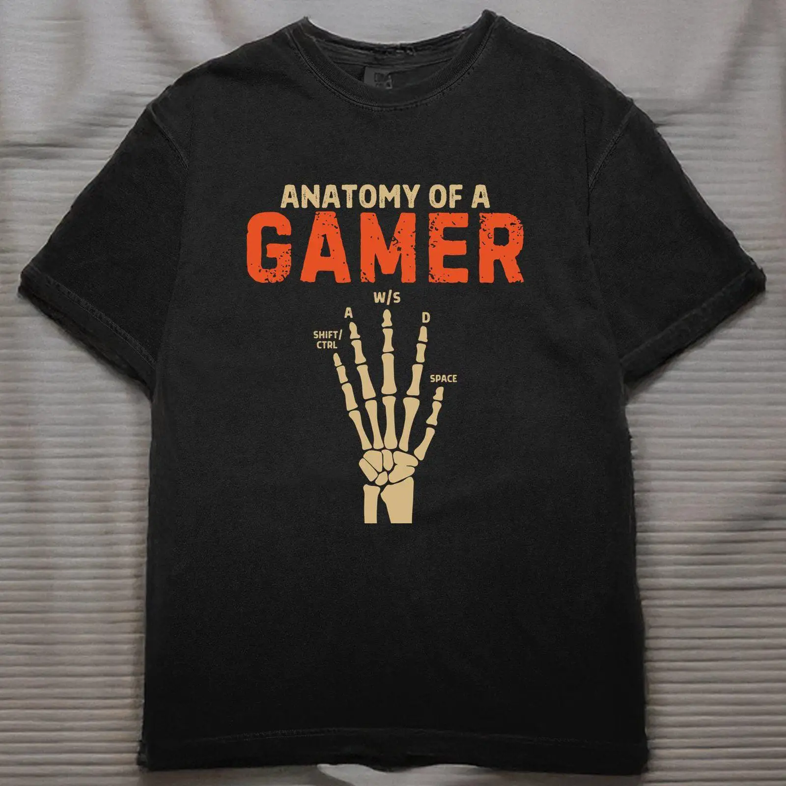 Gaming Keyboard Hand - โครงกระดูกมือของเกมเมอร์ คีย์บอร์ด WASD สำหรับเล่นเกมบนพีซี เสื้อยืดลายตลกสำหรับผู้เล่นวิดีโอเกม แนววินเทจ